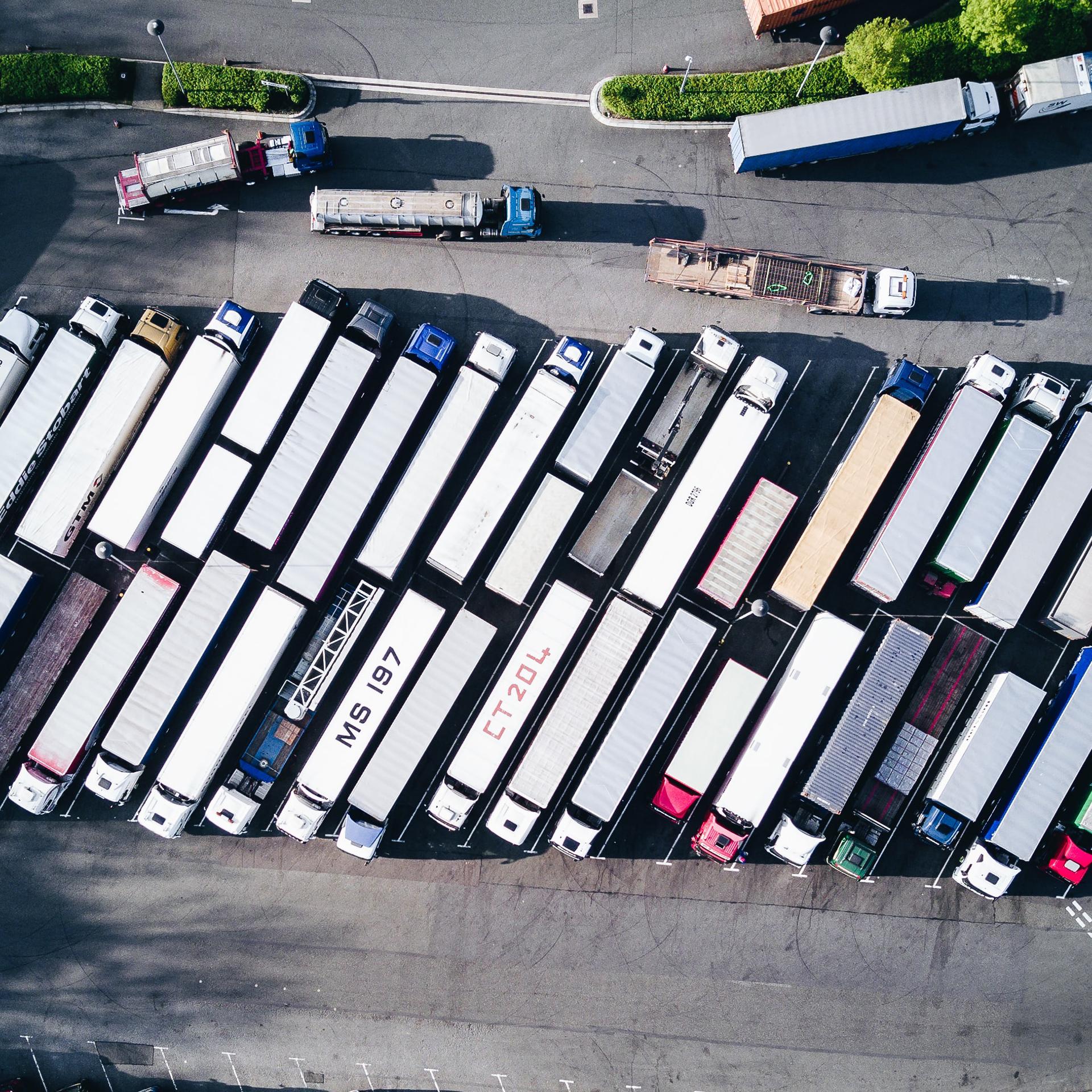 Camions dans une cours